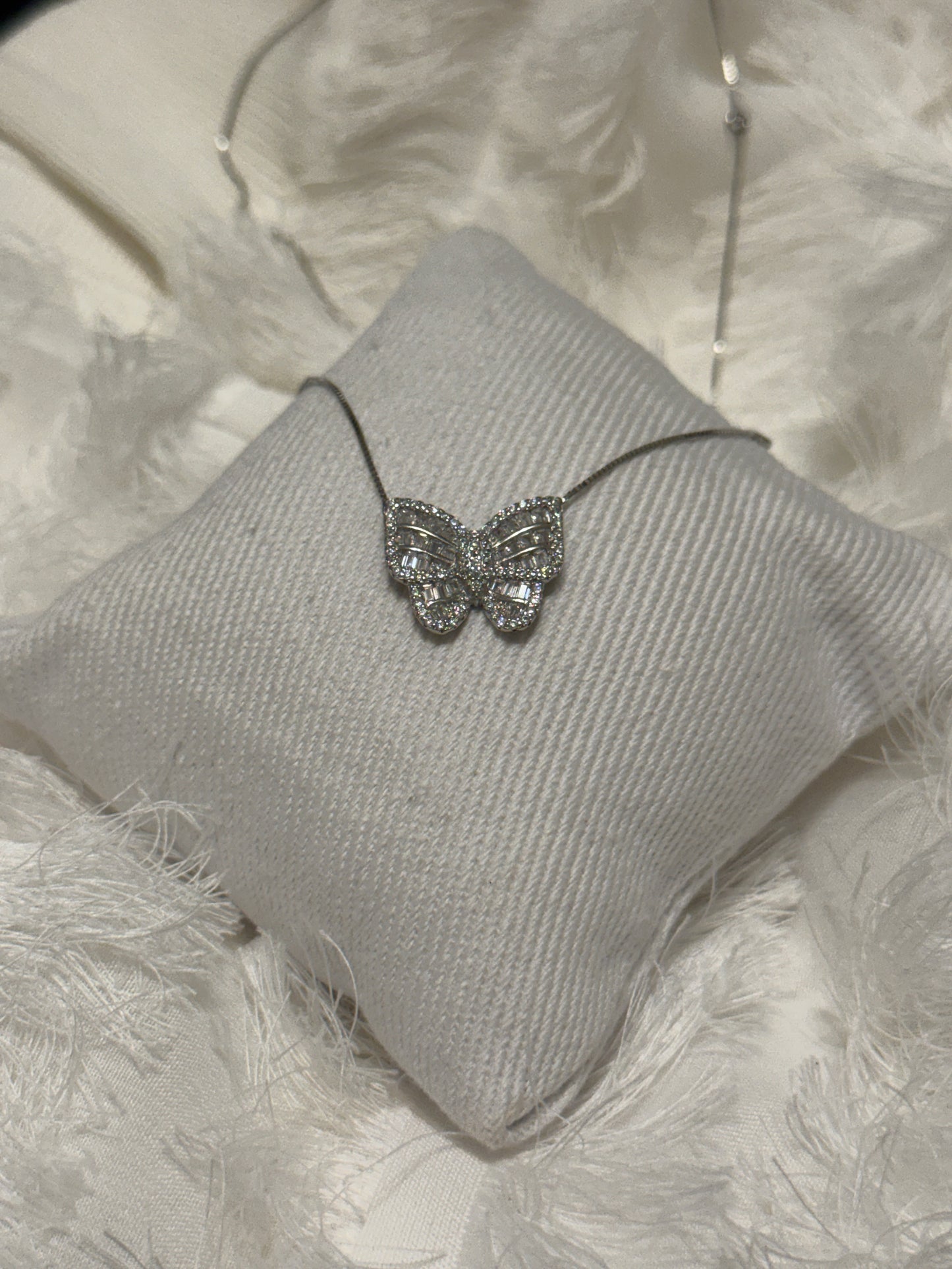 MINI QUEEN NECKLACE